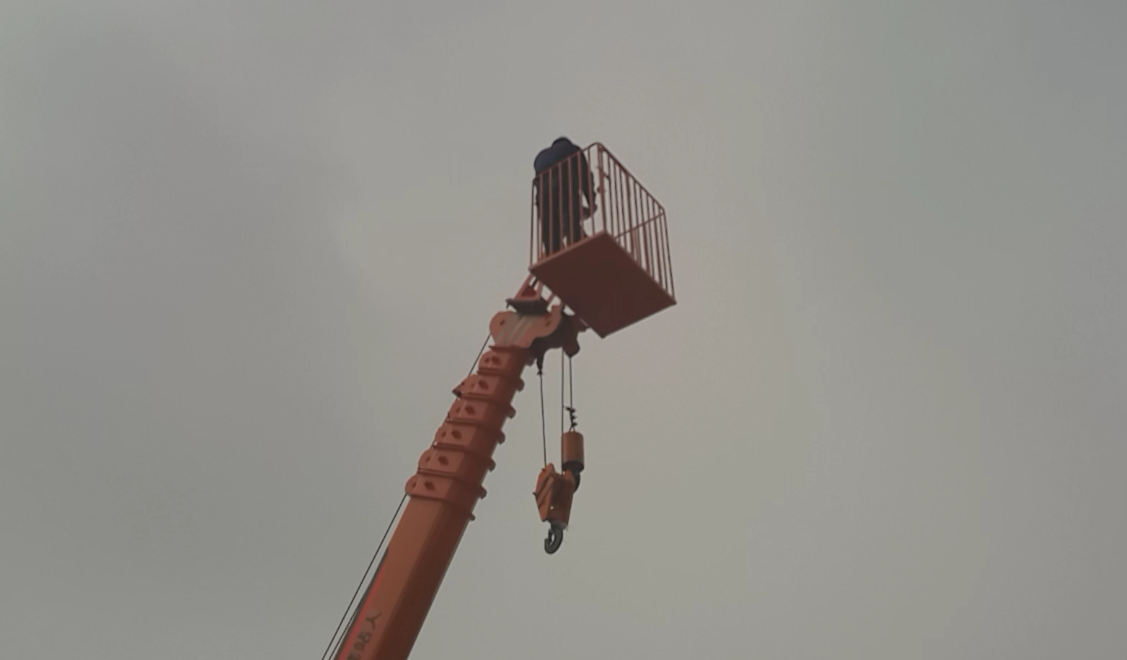 小吊車加裝吊籃高空作業(yè)圖片/小吊車加裝吊籃高空作業(yè)樣板圖 (4)