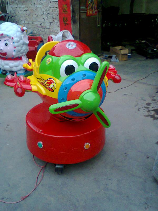 投幣旋轉(zhuǎn)升降飛機(jī)游樂設(shè)備水池銷售