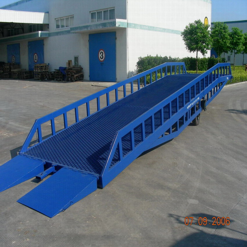 移動(dòng)式液壓登車橋圖片