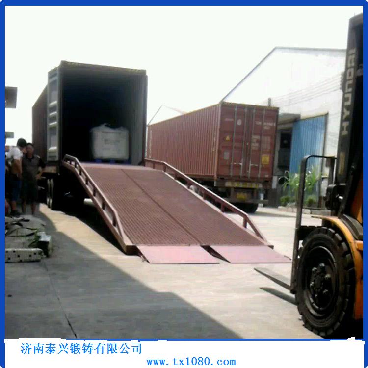 四川移動(dòng)式登車橋液壓登車橋設(shè)備廠圖片