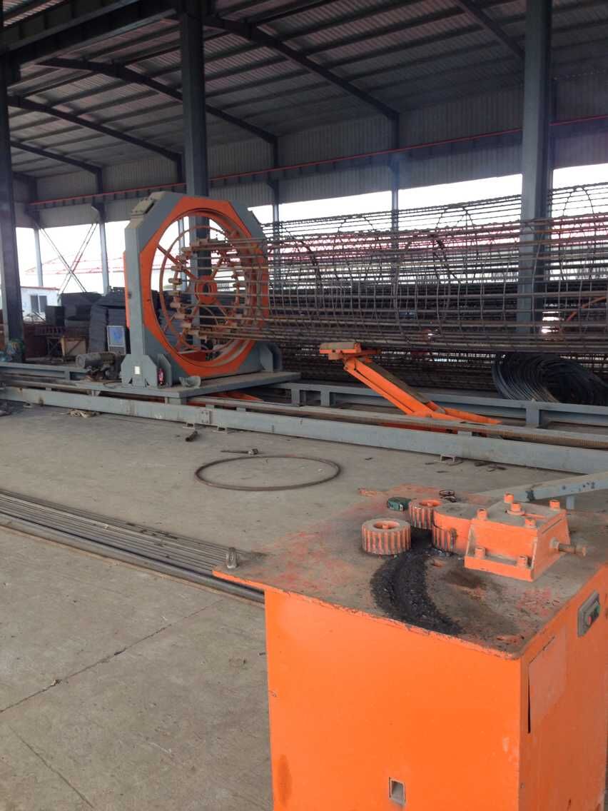 高速公路標(biāo)準(zhǔn)化鋼筋籠滾焊機(jī)圖片