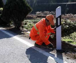 供应公路用柱式双面反光轮廓标价格、河北柱式反光轮廓标生产厂家、哪里卖柱式反光轮廓标、枣强专业生产玻璃钢柱式轮廓标图片