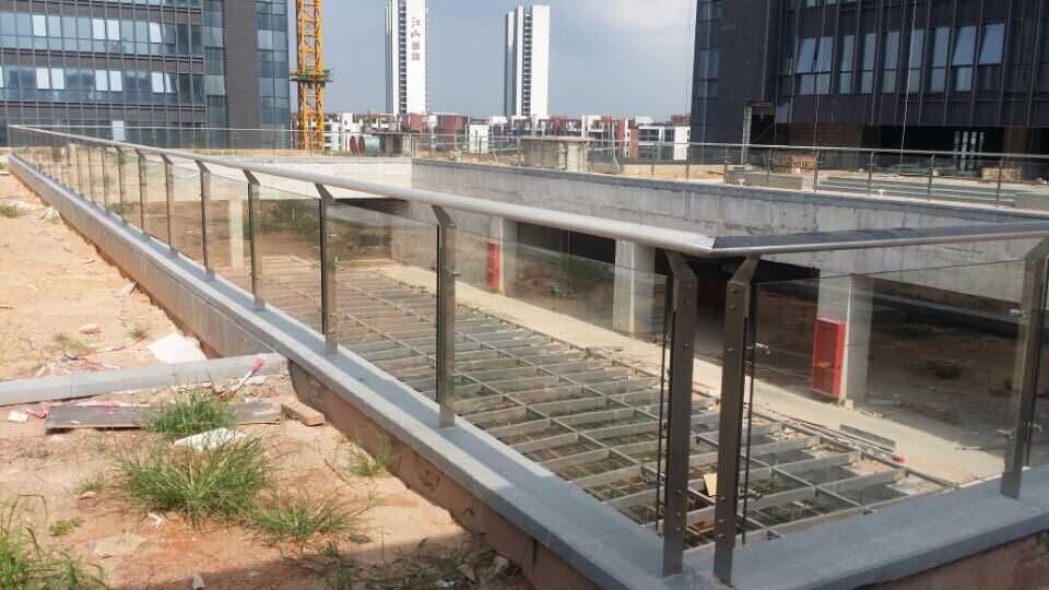 供應(yīng)用于陽(yáng)臺(tái)扶欄的玻璃扶欄