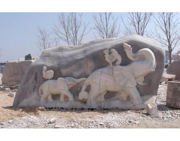 供應(yīng)專業(yè)打造品牌假山雕塑，*最*的石雕假山報(bào)價(jià)