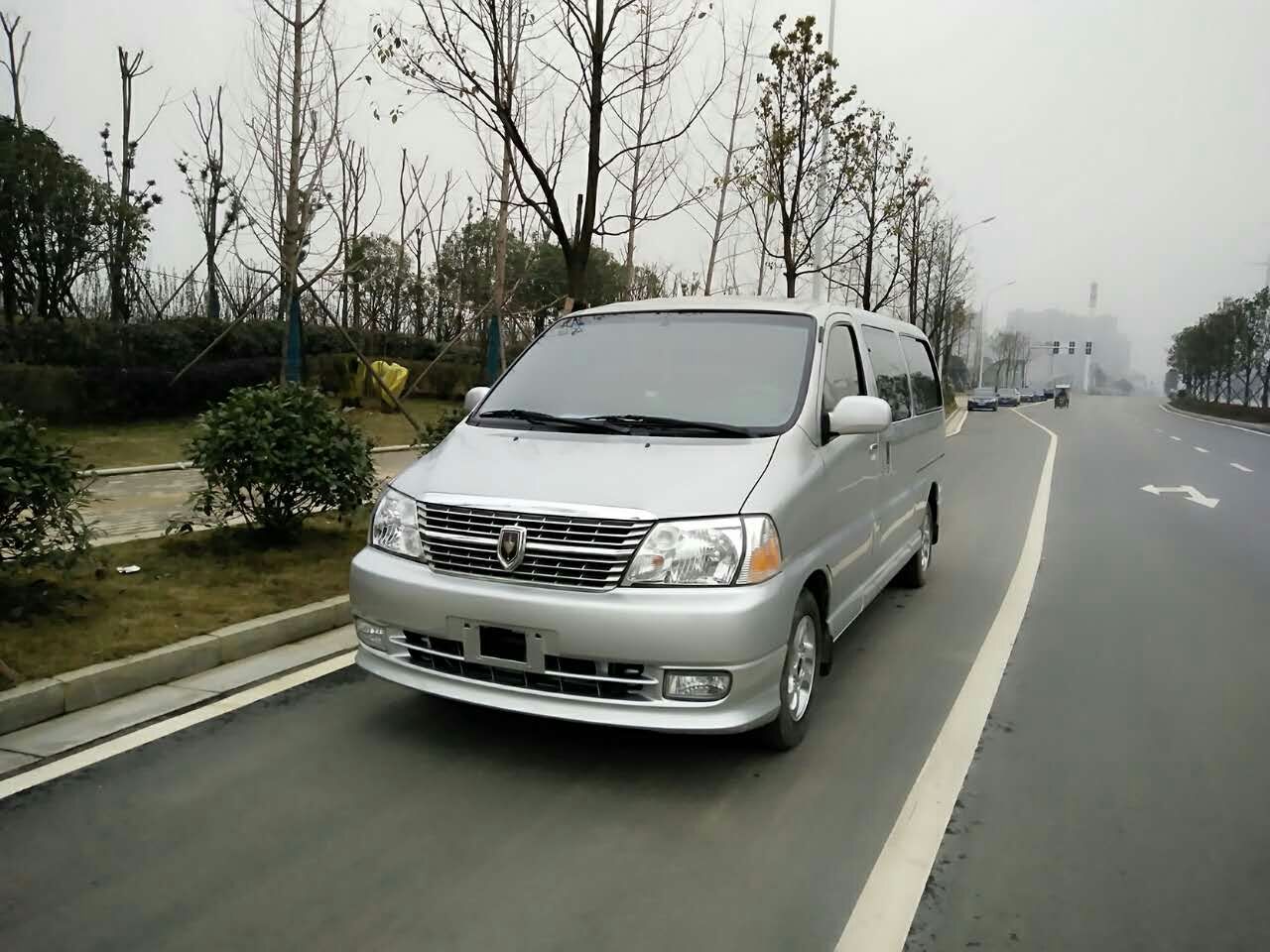 供應長沙租車11座格瑞斯商務包車