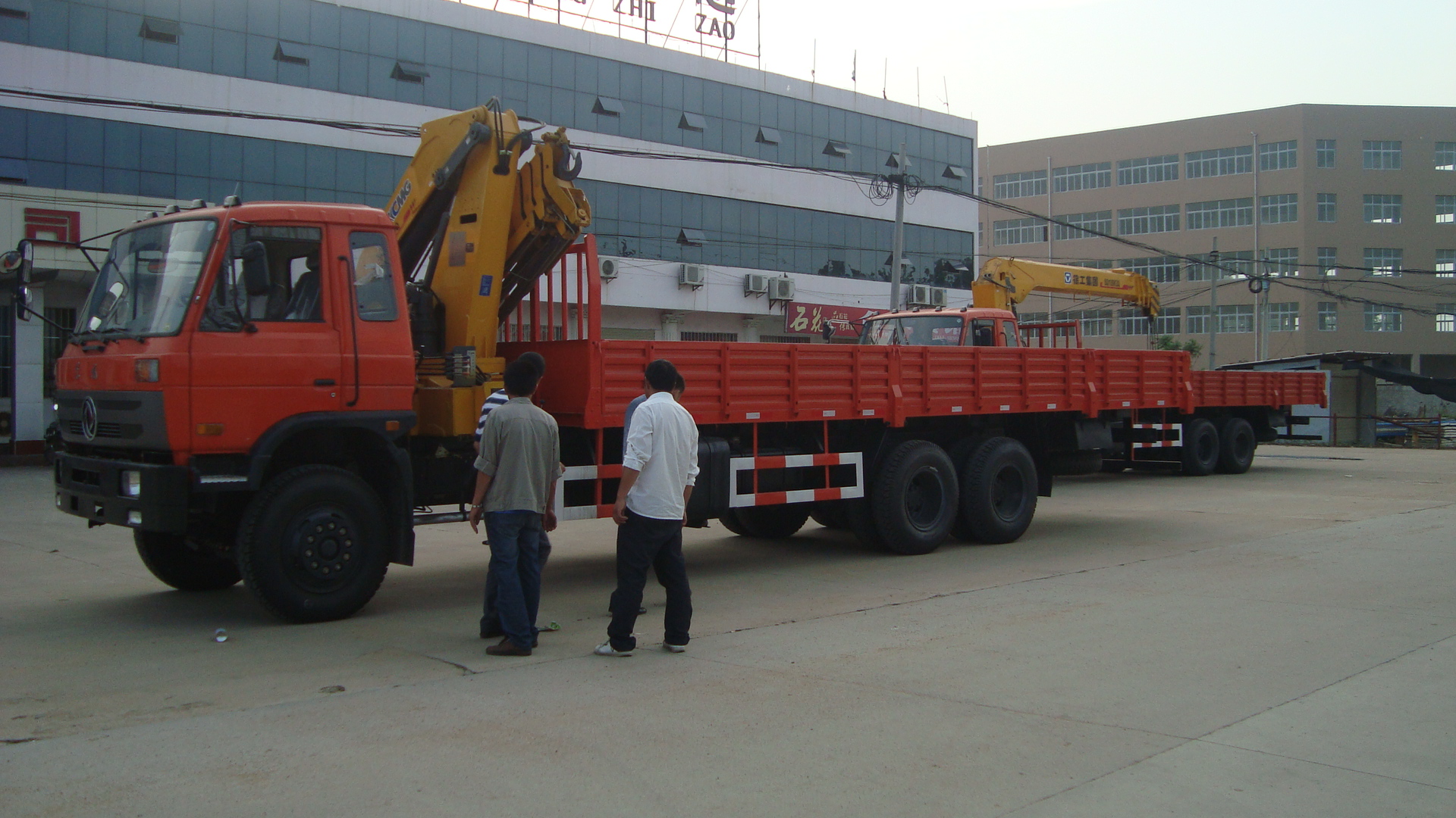廠家徐工10噸東風(fēng)后八輪折臂隨車(chē)吊廠家
