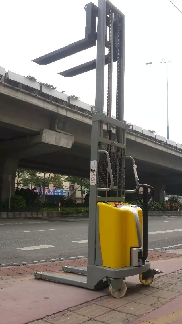 半電動(dòng)堆高車(chē)圖片