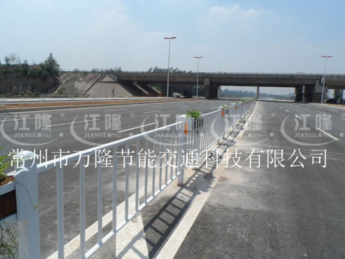 供应用于交通安全的道路护栏图片