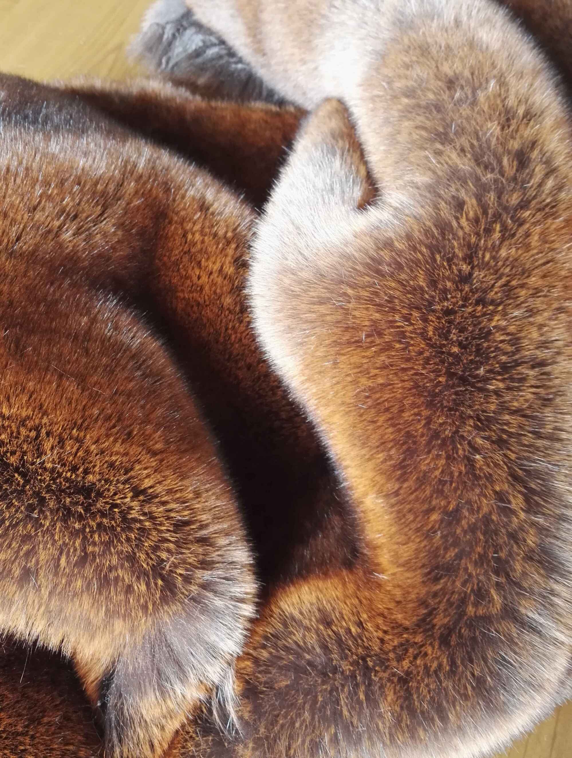 供應(yīng)用于服裝的高端棕色褪染仿*毛皮