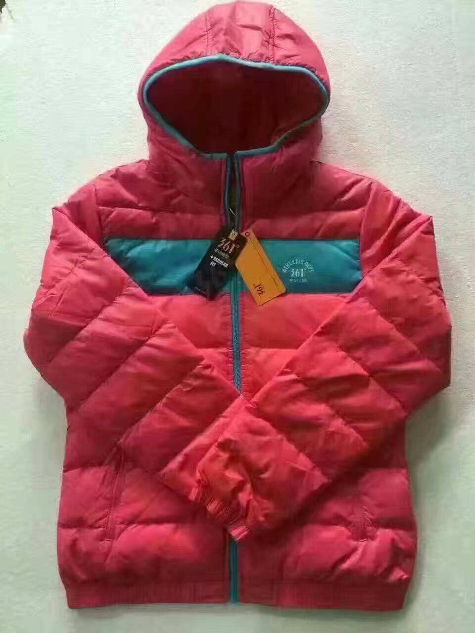 專賣店運(yùn)動(dòng)裝斷碼服裝清貨批發(fā)圖片