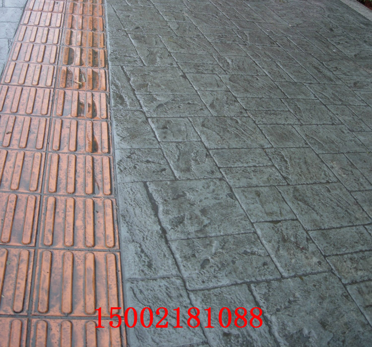 水泥壓膜地面  藝術(shù)壓膜地面圖片
