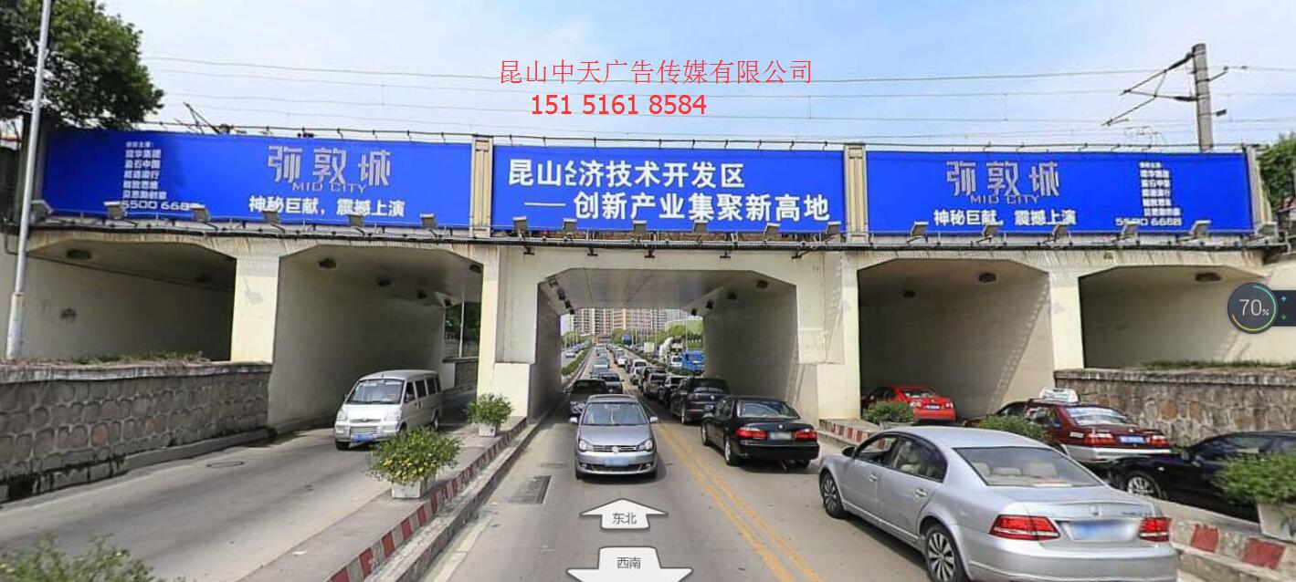 昆山市區(qū)的戶外廣告 燈箱 公交車圖片