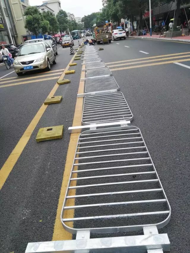 深圳市城市道路护栏 市政护栏道路护栏厂家城市道路护栏 市政护栏都有哪些规格和厂家 城市道路护栏 市政护栏道路护栏