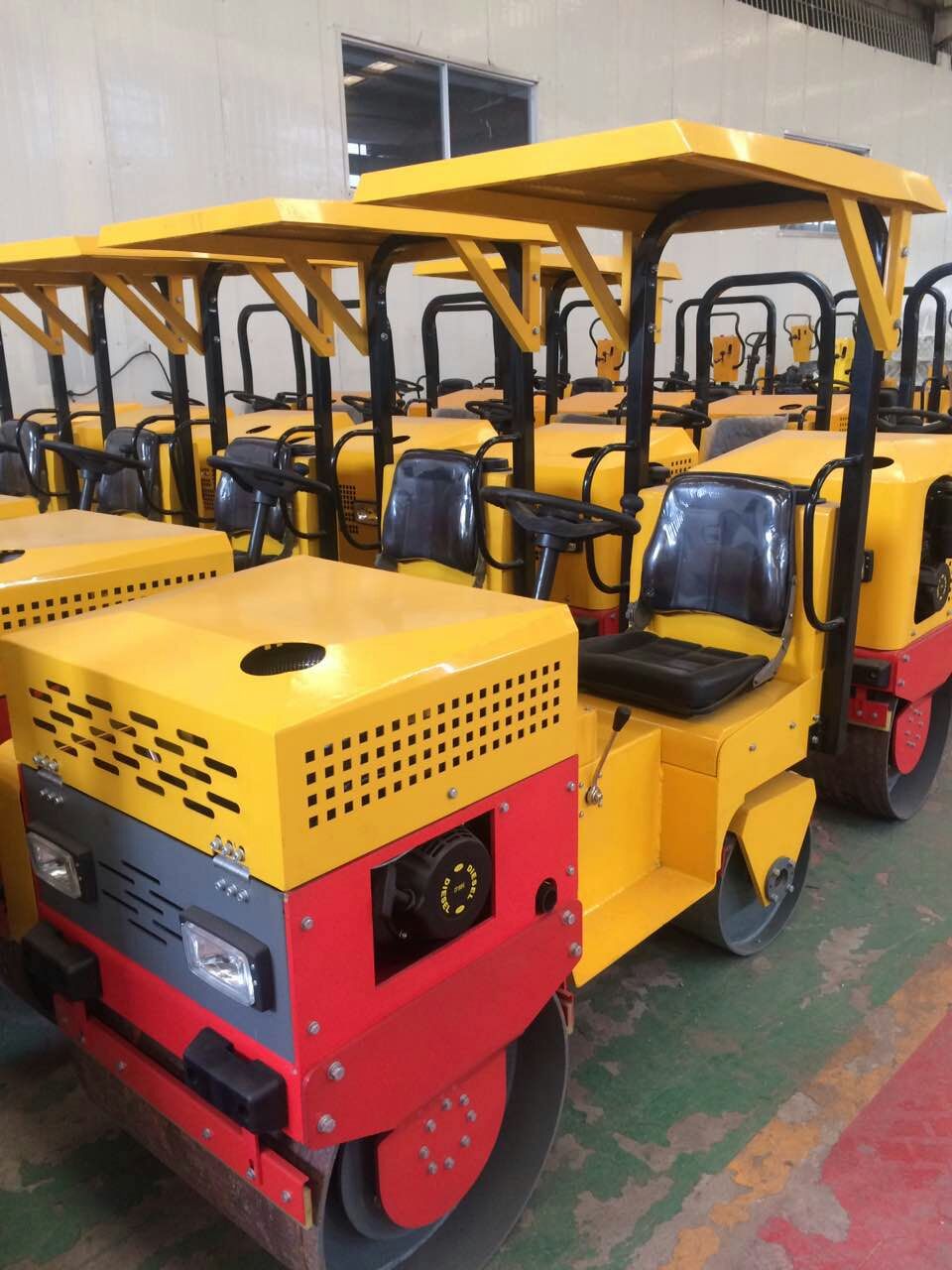 輪長1米座駕式振動壓路機(jī)