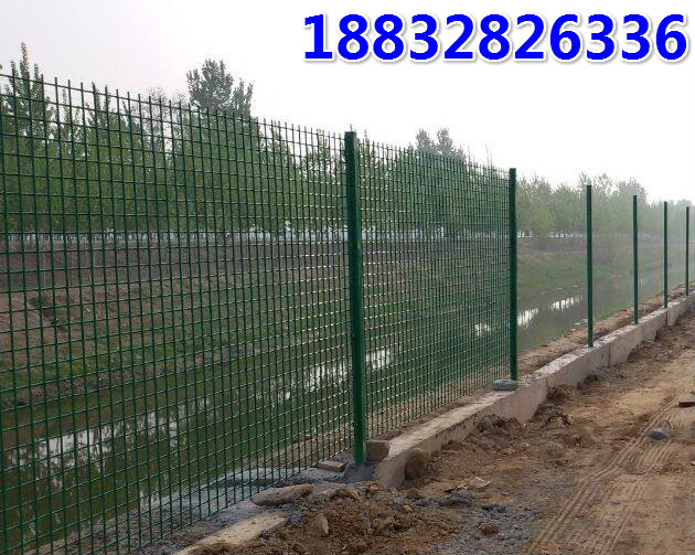 鐵絲網(wǎng)圍欄 鋼絲網(wǎng)圍墻圖片/鐵絲網(wǎng)圍欄 鋼絲網(wǎng)圍墻樣板圖 (4)