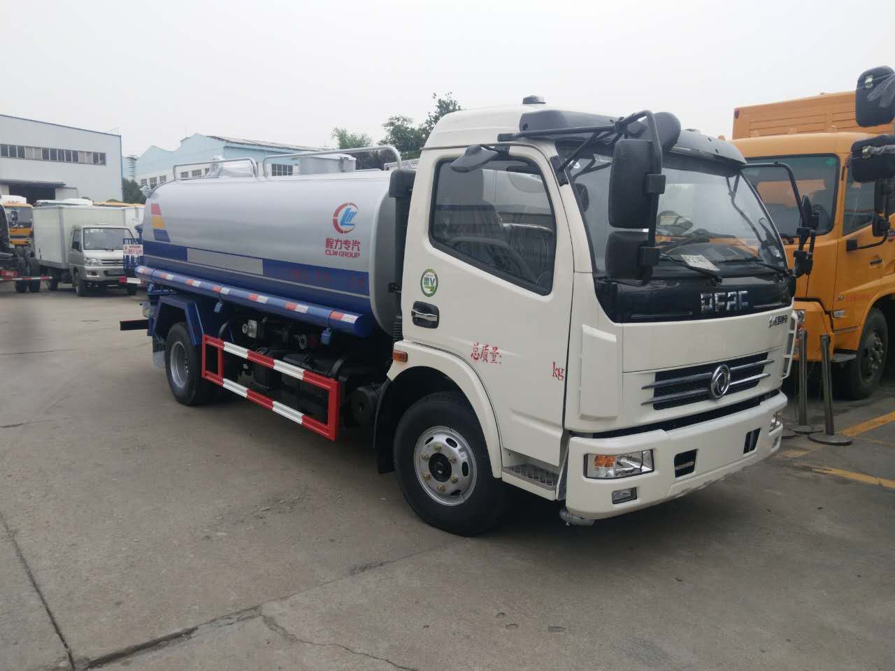 東風(fēng)灑水車(chē)圖片
