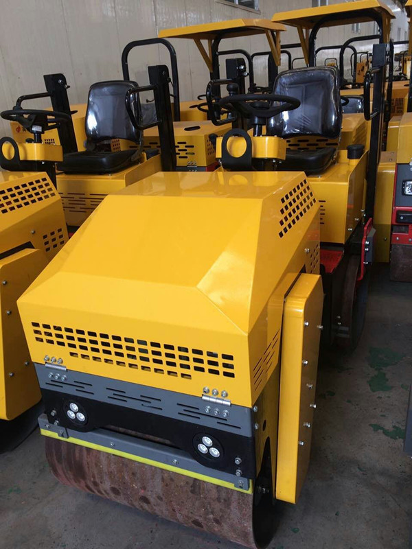 2噸液壓雙驅(qū)振動壓路機圖片