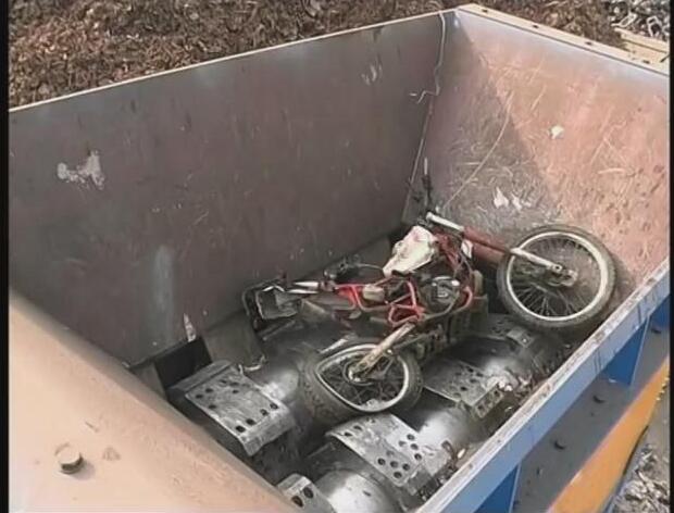 高端汽車殼撕碎機設(shè)備圖片