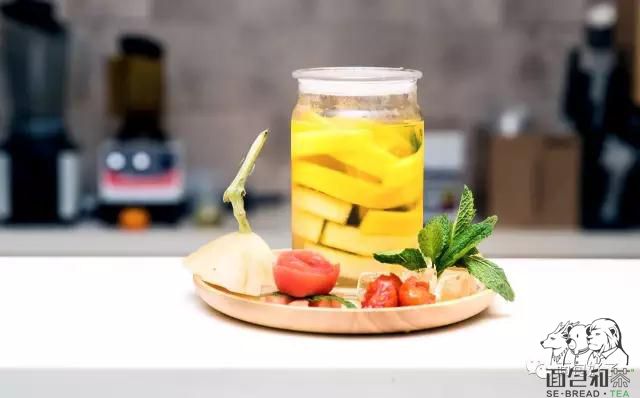 面包和茶水果茶