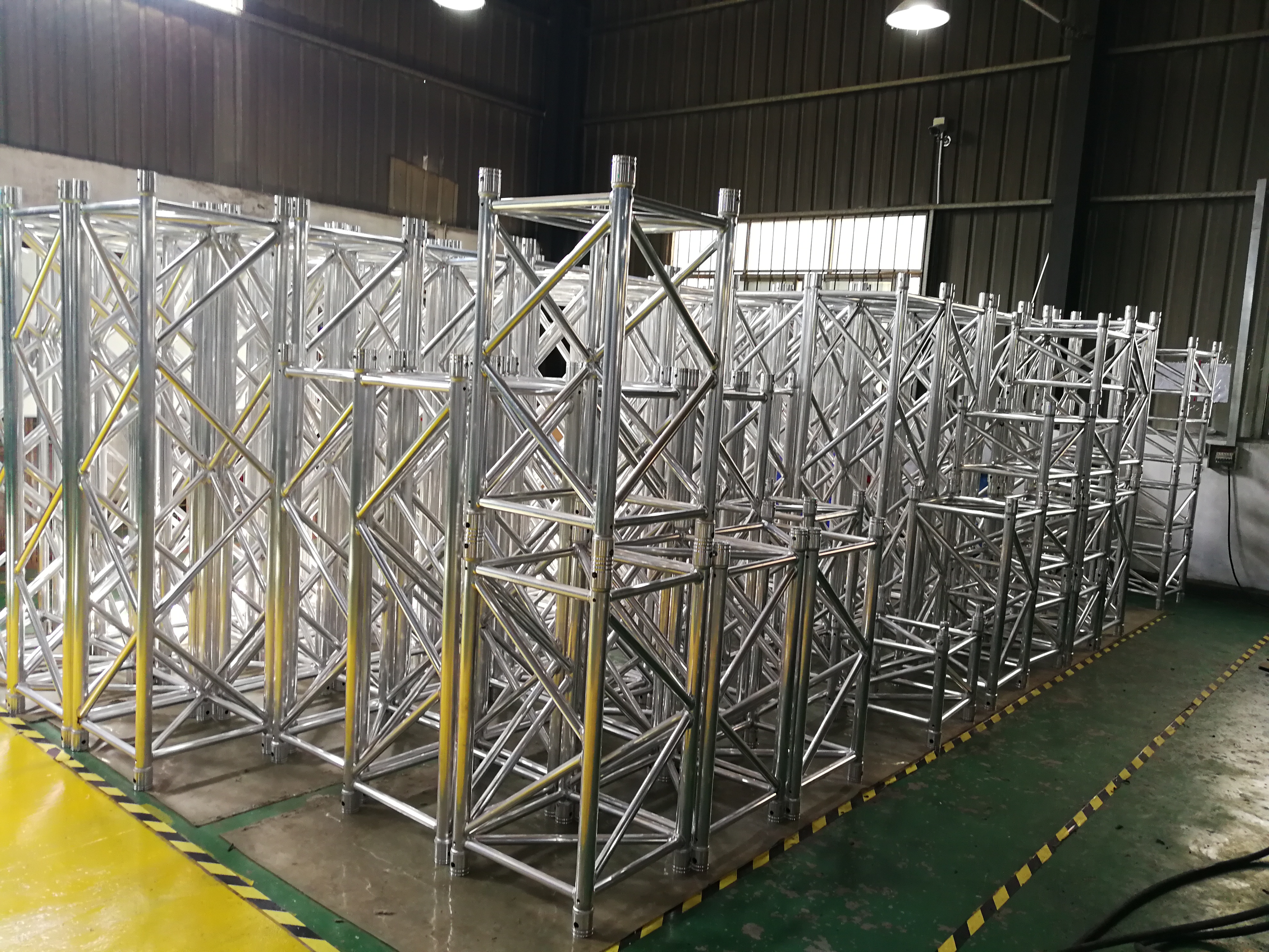 演出設備 演出器材演出器材；舞臺*金屬制品及配件；舞臺器材包裝箱銷售、租賃； 銷售