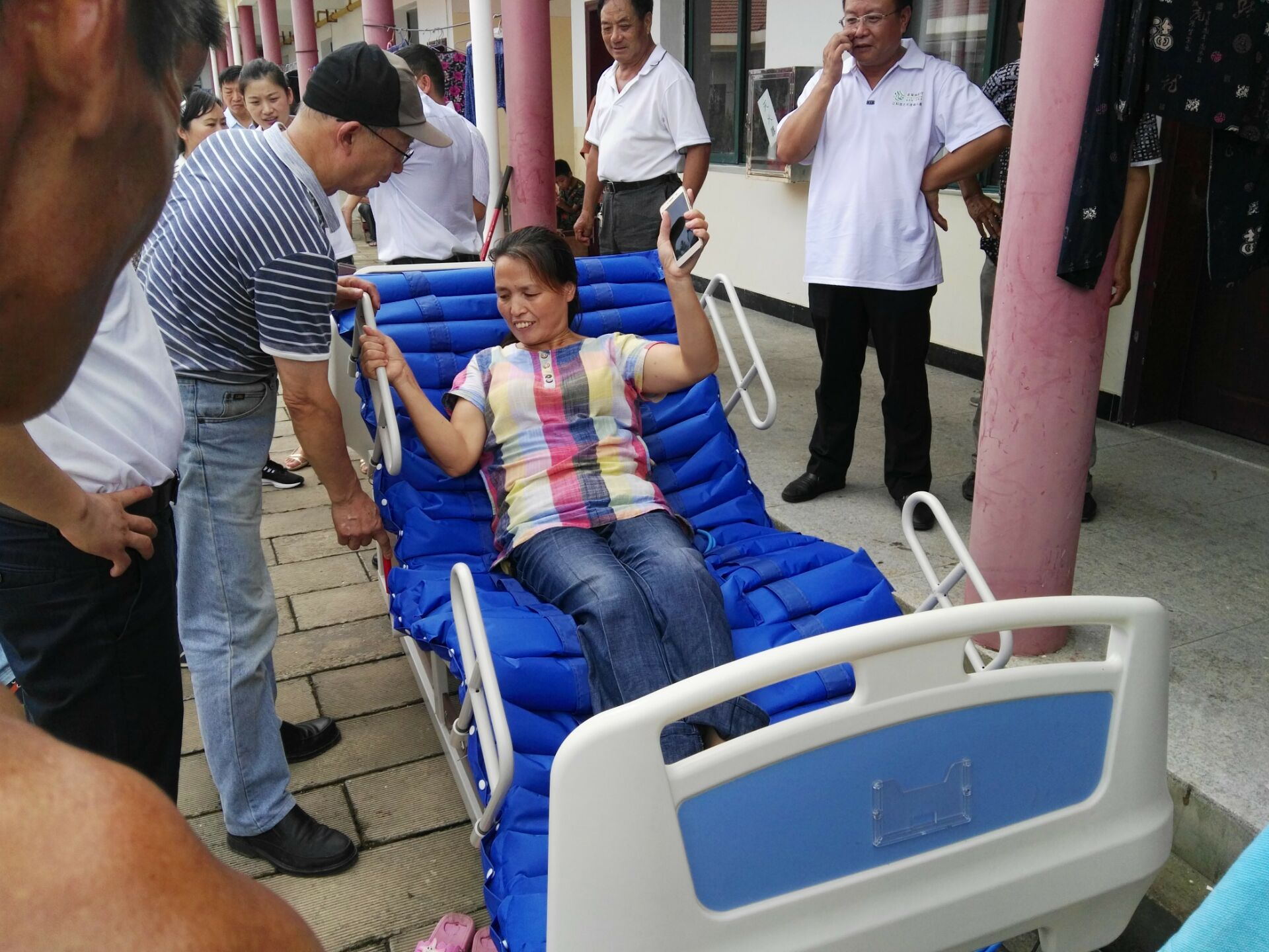 儀然科技送溫暖慰問敬老院 托老床圖片