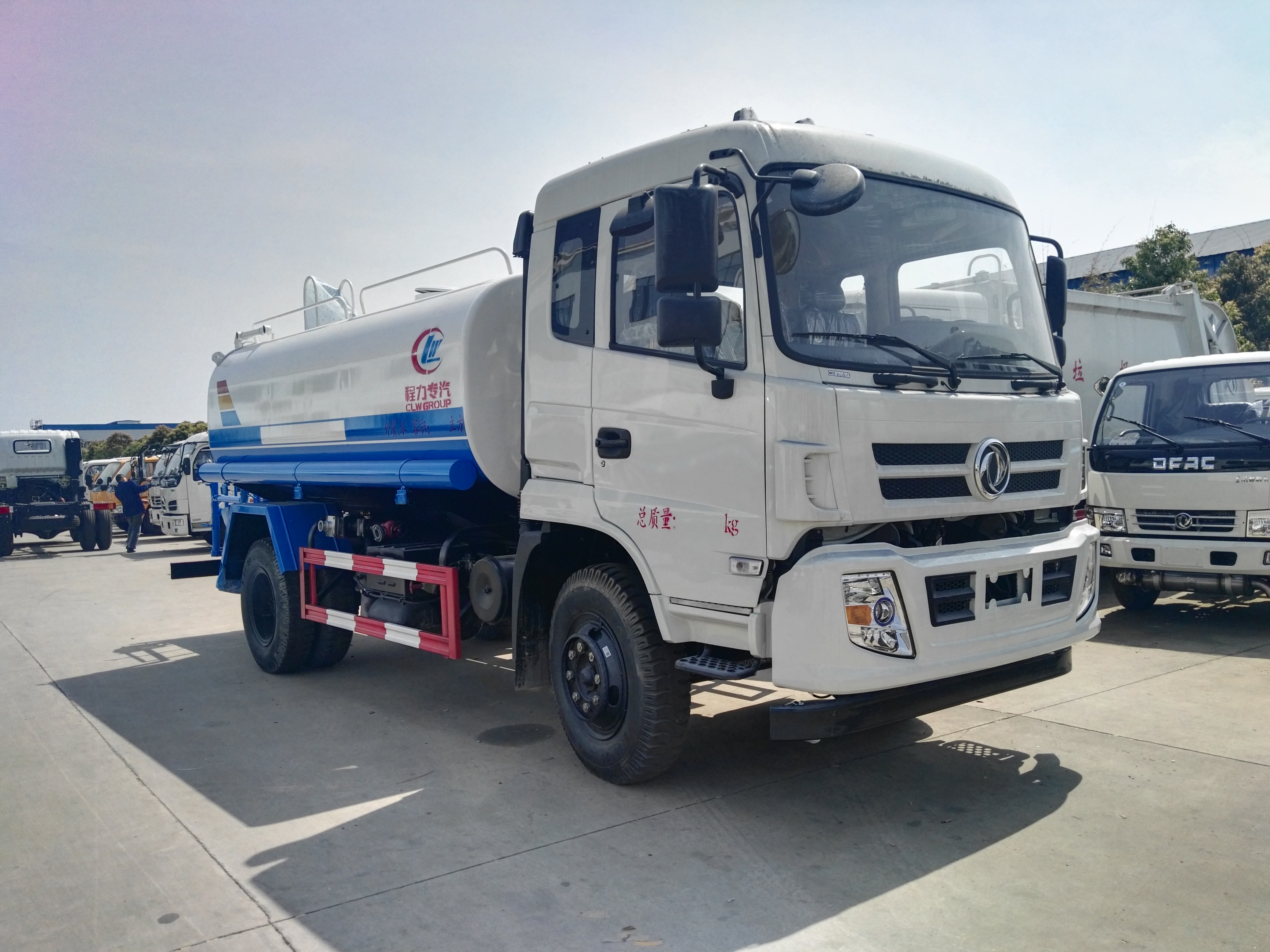 東風(fēng)新款12方御虎灑水車報價