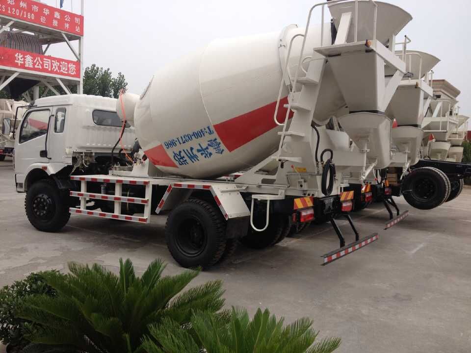 混凝土攪拌運(yùn)輸車圖片