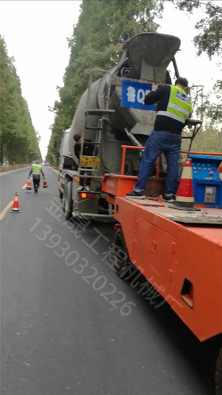 金晟廠家直 滑模機 路緣攤鋪機圖片/金晟廠家直 滑模機 路緣攤鋪機樣板圖 (4)