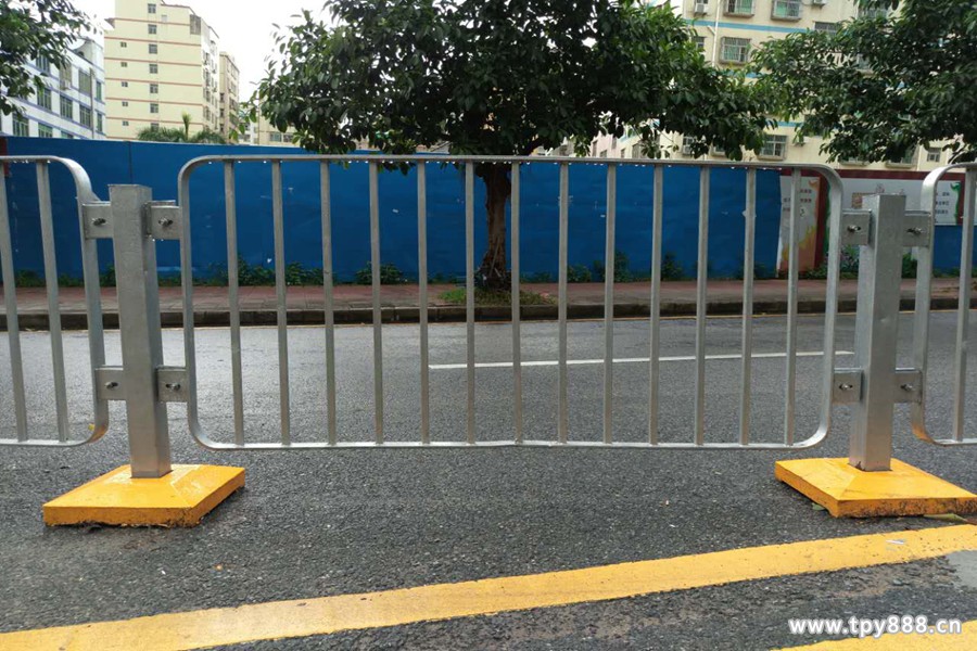現(xiàn)貨深標二型護欄圖片