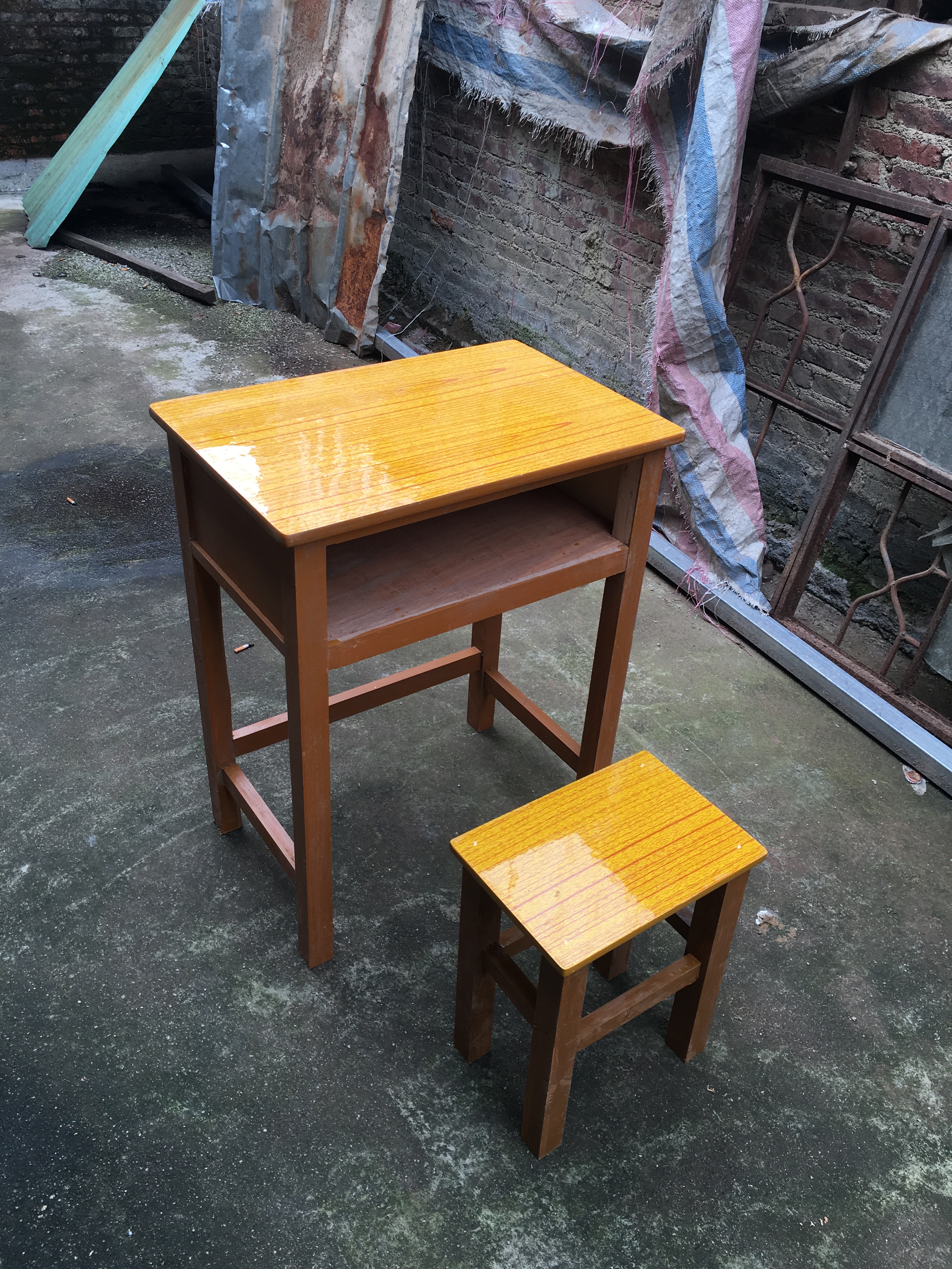 廣西實(shí)木課桌品質(zhì)圖片