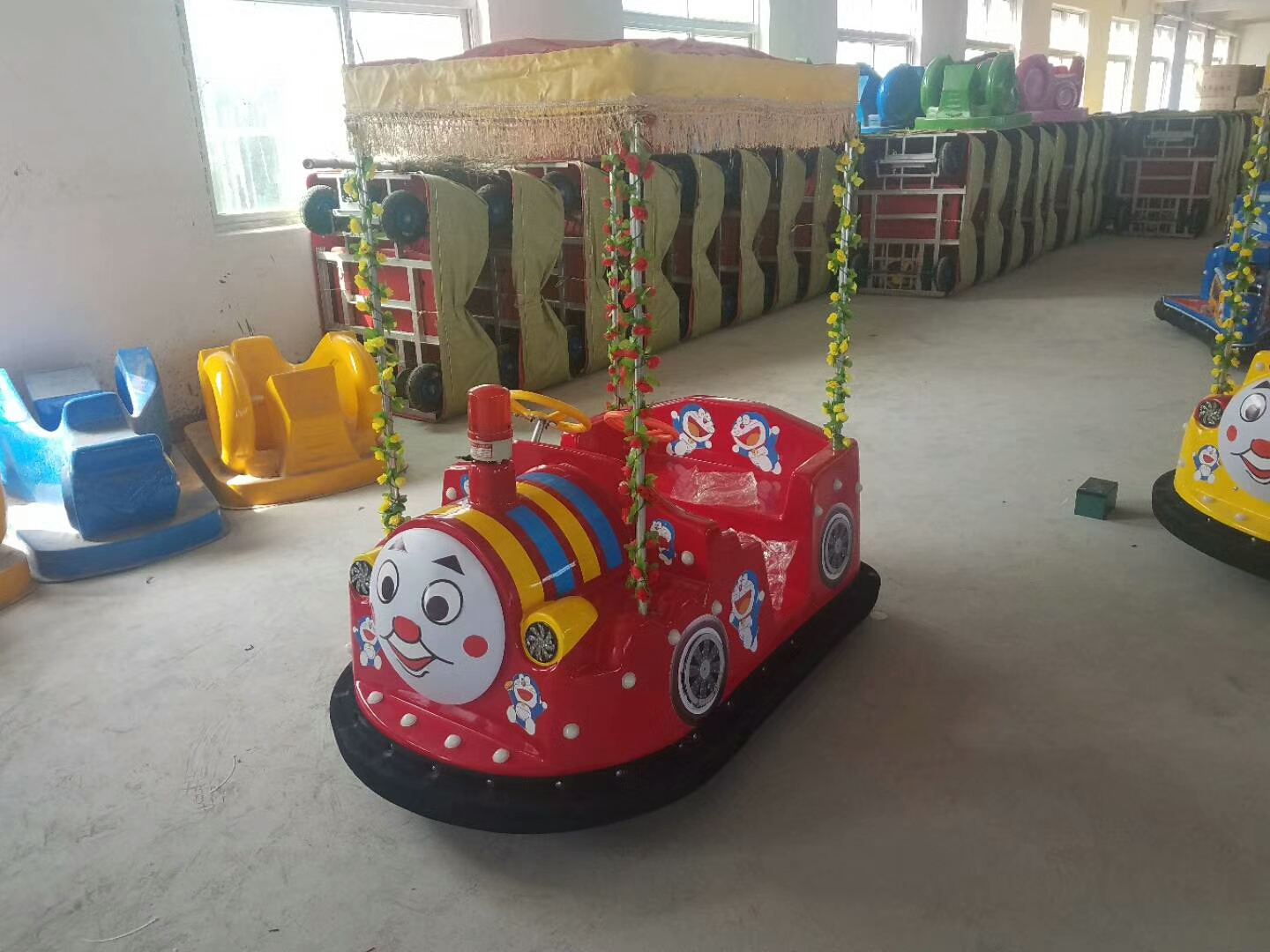 供應(yīng)碰碰車價格 2018新款坦克碰碰車電瓶碰碰車
