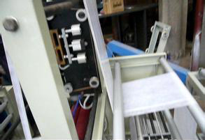 無紡布平角褲內(nèi)褲制袋機(jī)圖片