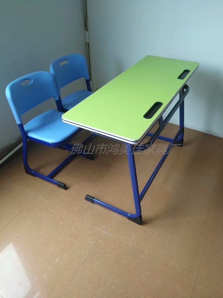兩人位塑鋼課桌椅，小學(xué)生課桌椅廣東鴻美佳廠家定制