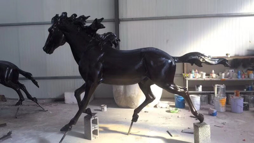 玻璃鋼奔騰的駿馬立體雕塑圖片