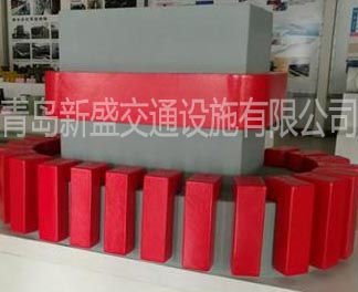 轉(zhuǎn)動自浮式FRP防撞圈 青島新盛橋梁防撞護(hù)舷  尖頭自浮式FRP防撞圈