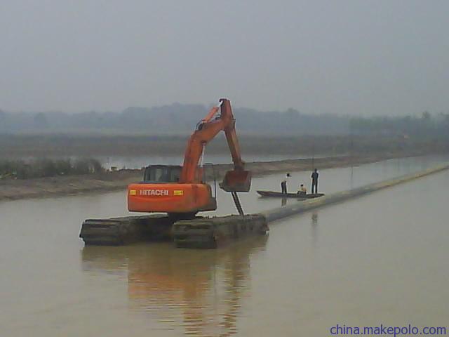 青島水上挖掘機(jī)圖片