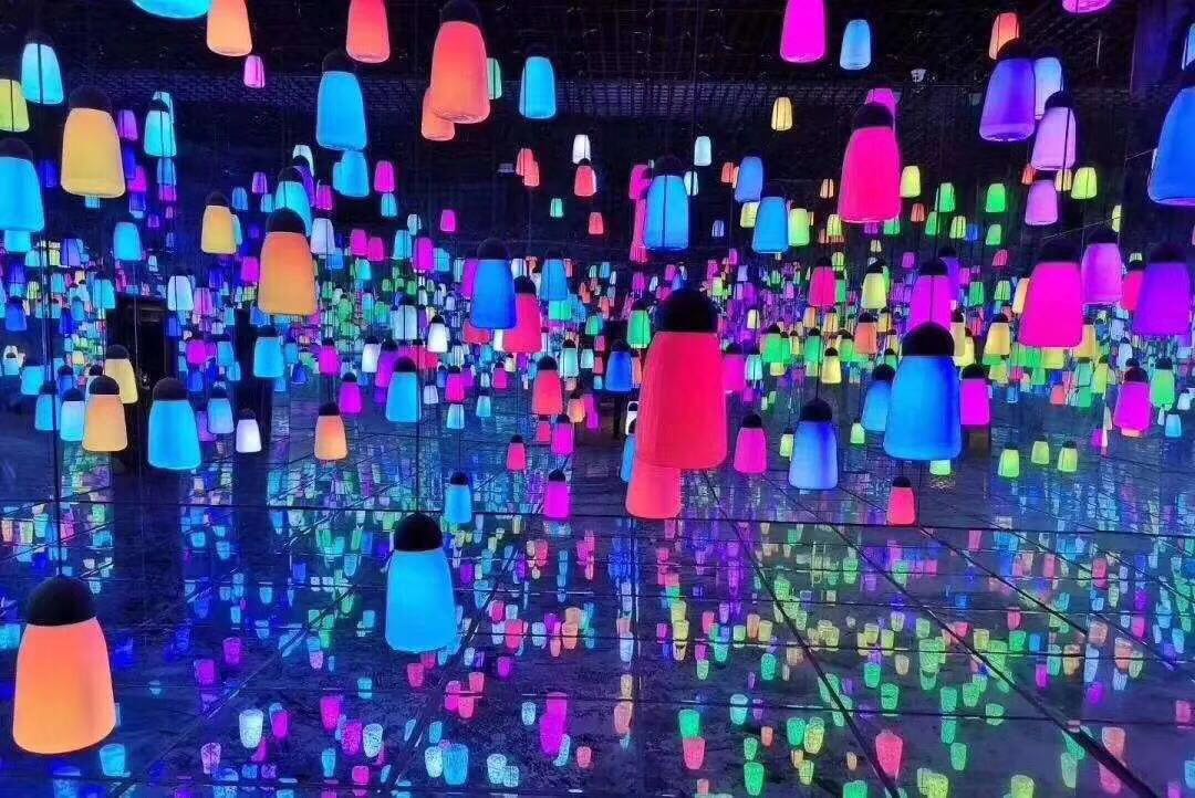 燈光展風(fēng)車稻草人