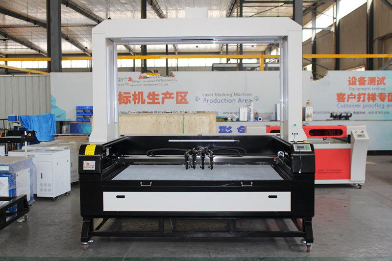 光繪激光大視覺攝像巡邊激光雕刻機服裝箱包制作廣告雕刻機繡花商標(biāo)廣告噴繪激光雕刻機