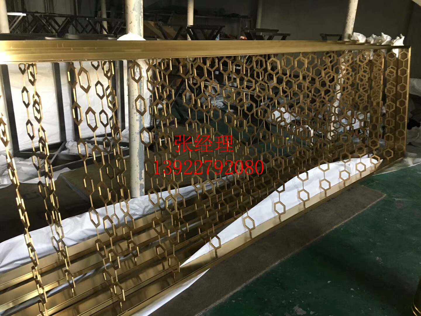 酒店歐式不銹鋼鈦金花格金屬屏風(fēng)圖片/酒店歐式不銹鋼鈦金花格金屬屏風(fēng)樣板圖 (3)