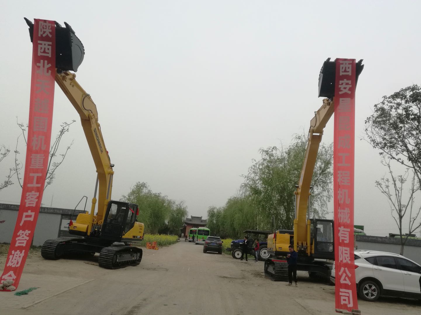 小挖掘機(jī)出租圖片