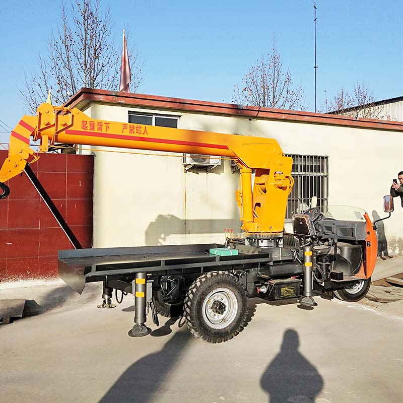 山西三輪車隨車吊圖片