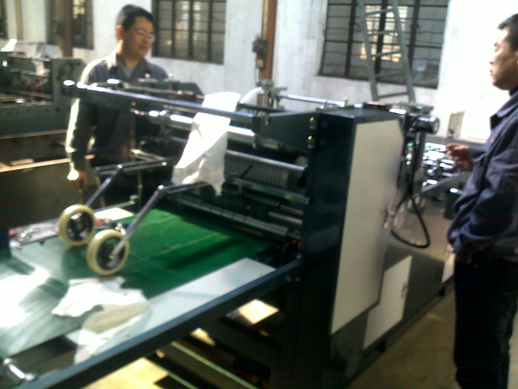 全自動(dòng)貼窗機(jī) 自動(dòng)貼窗機(jī)