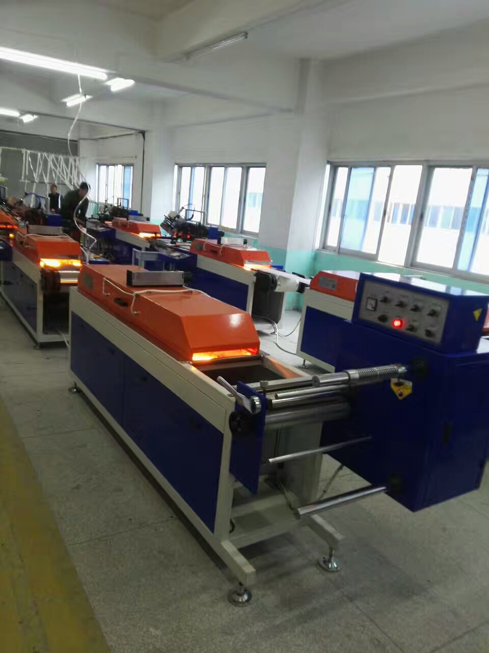 整卷式全電腦套色絲網(wǎng)商標(biāo)印刷機(jī)圖片/整卷式全電腦套色絲網(wǎng)商標(biāo)印刷機(jī)樣板圖 (1)