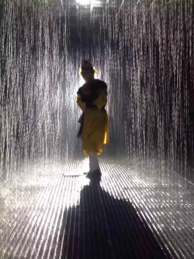 *的奇妙建筑顛倒屋出租、浪漫雨屋出租