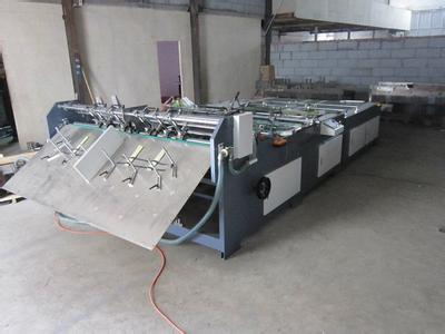 新式自動(dòng)紙張拼接機(jī)圖片