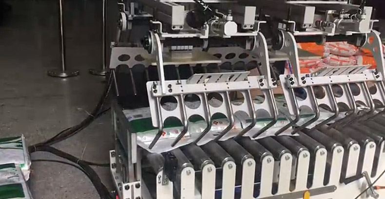 貴州工業(yè)機器人，貴州碼垛機器人圖片
