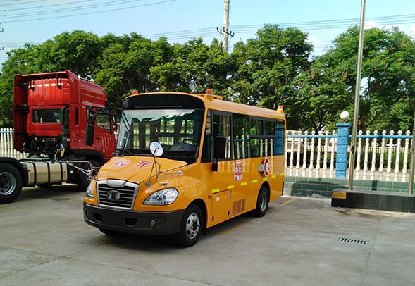 小學(xué)生校車(chē)圖片/小學(xué)生校車(chē)樣板圖 (1)