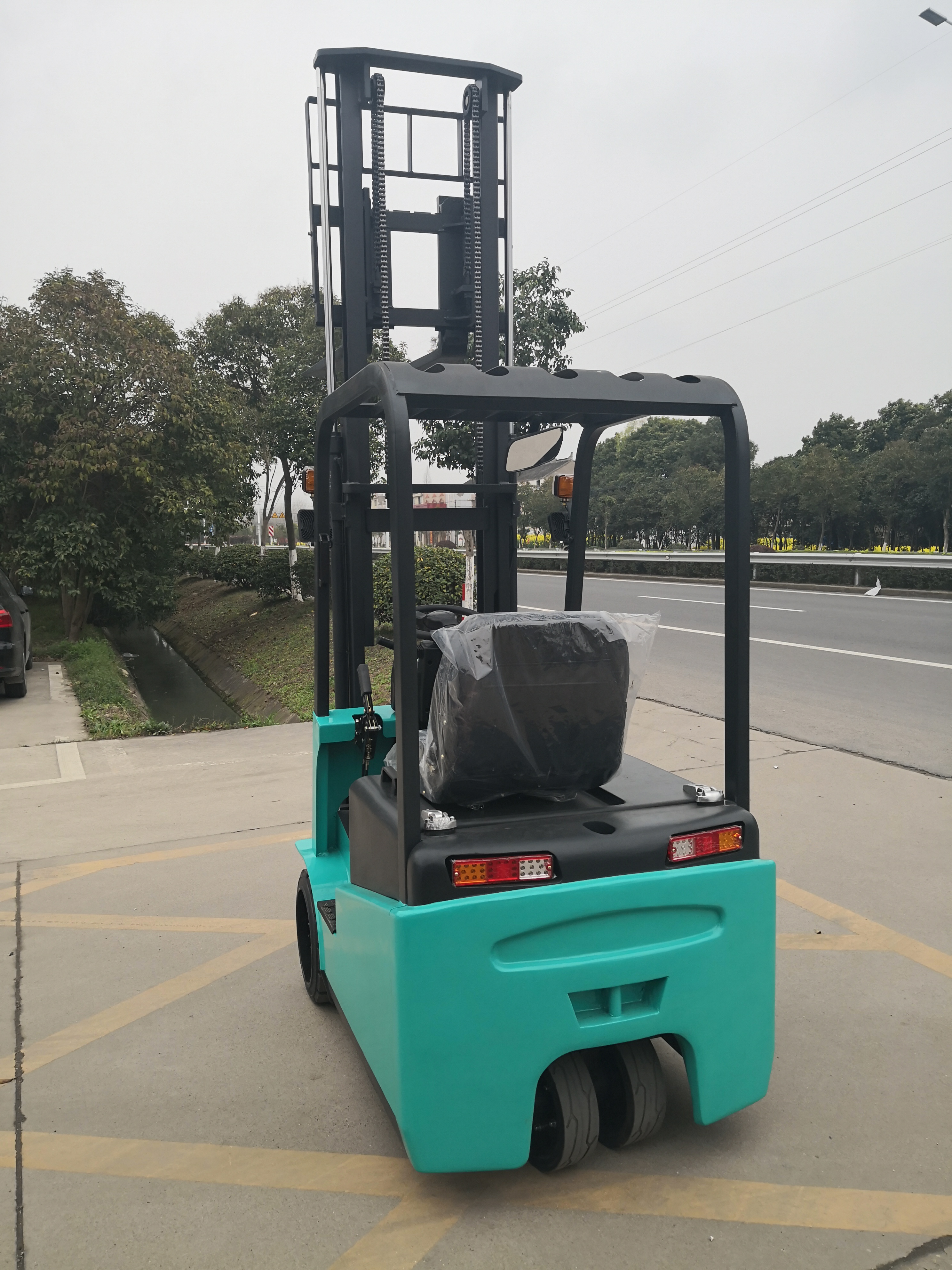 1T三輪電動堆高車圖片/1T三輪電動堆高車樣板圖 (2)