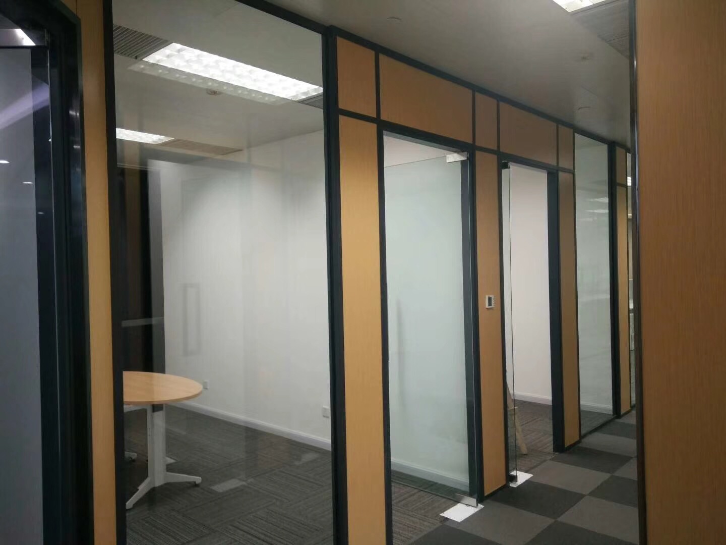 玻璃隔斷廠家，北京高隔斷批發(fā)，單玻雙玻帶百葉隔斷訂做廠家