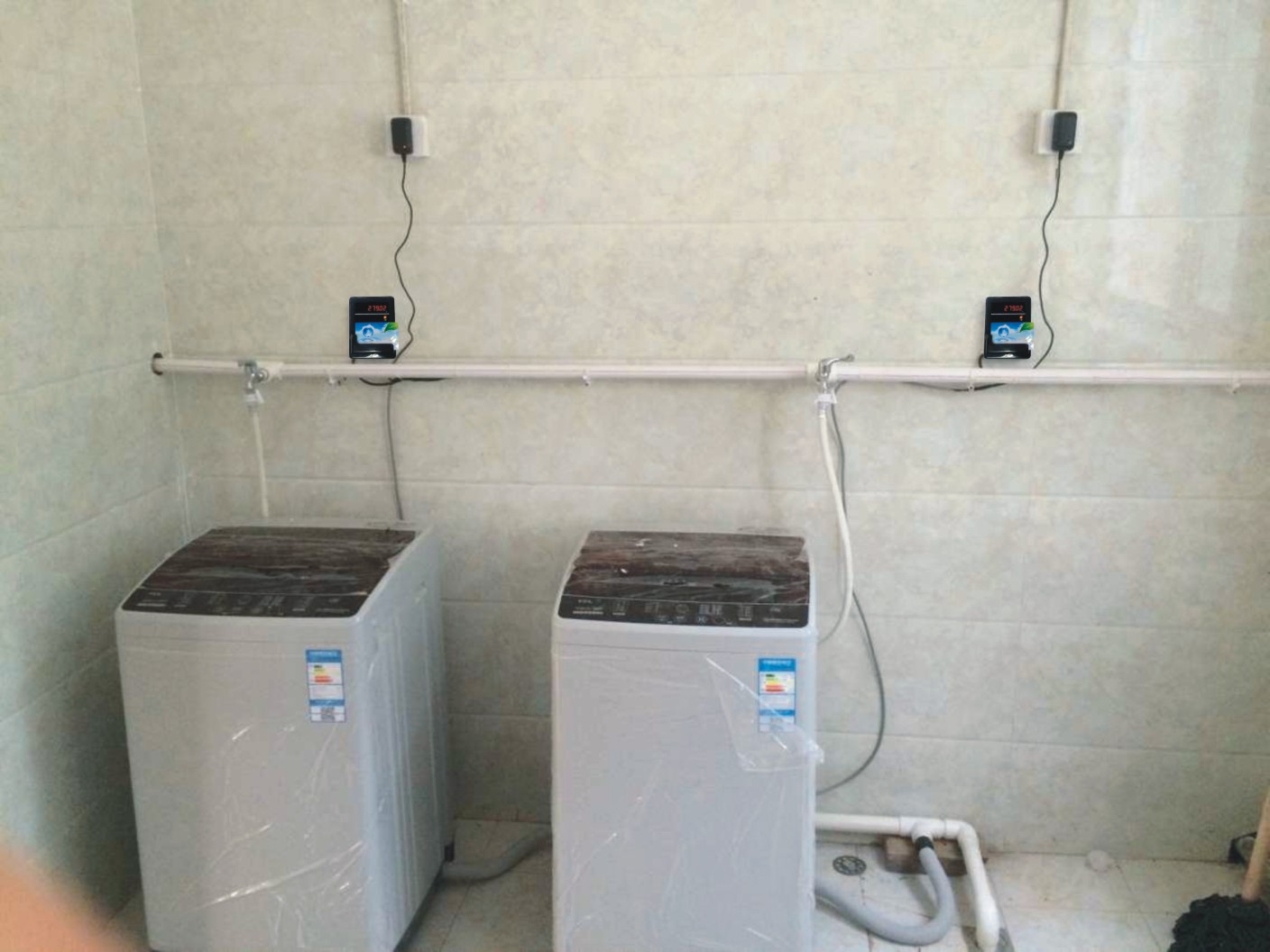 現(xiàn)在小區(qū)里的共享洗衣機(jī)均在投幣的方式上加上了微信掃碼的消費(fèi)方式